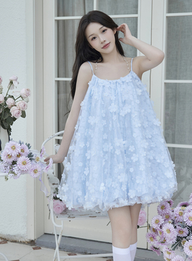 Three Quarters 官方旗舰店24新款蓝色剪花珍珠链条花苞吊带连衣