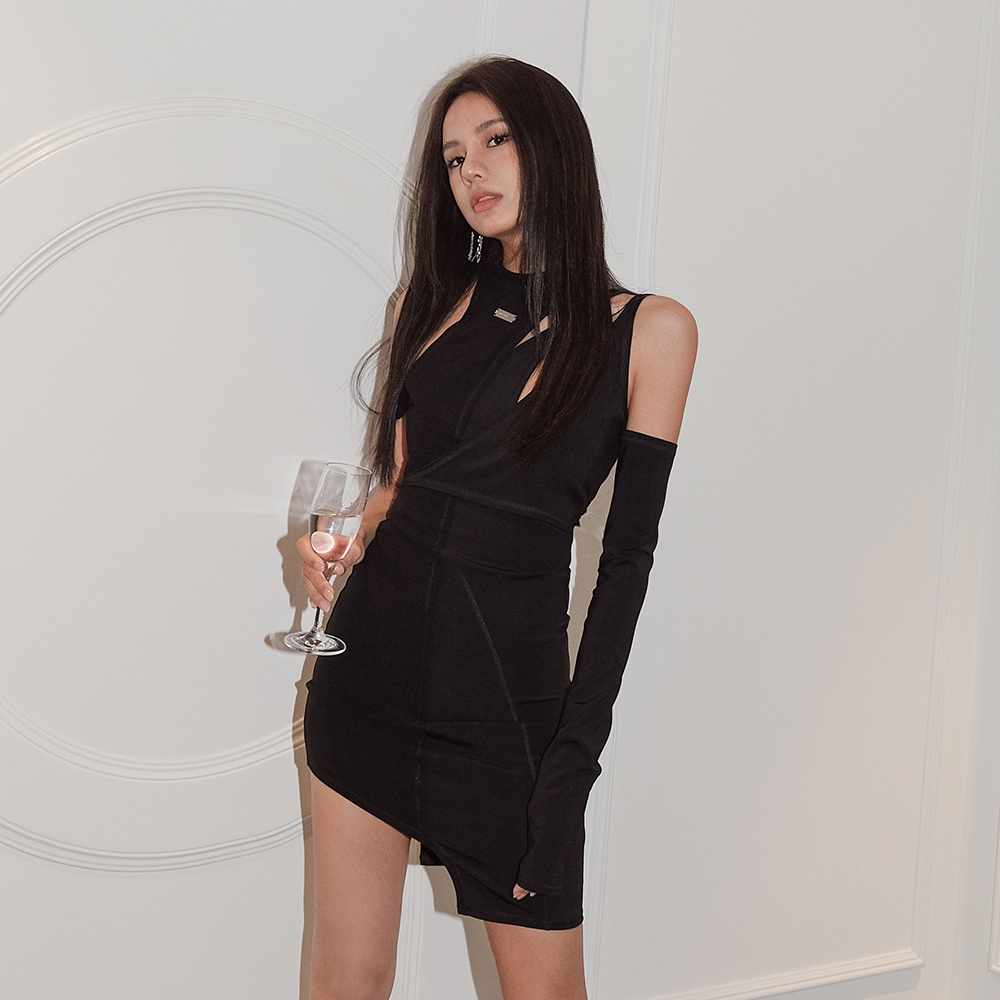 【折】 HELIOT EMIL新款机能解构镂空黑色修身吊带不对称连衣裙