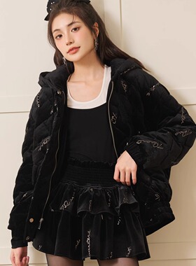 Three Quarters24秋季黑色logo满绣带帽丝绒羽绒服打揽丝绒蓬蓬裙