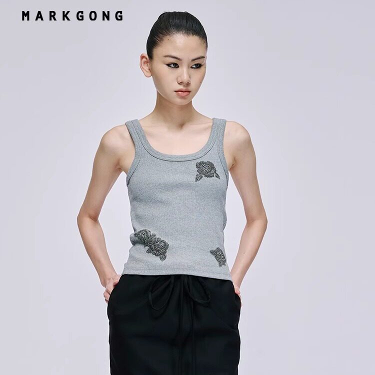 现货【清货折】MARKGONG时尚百搭灰色螺纹钉珠背心春装女装上衣图片