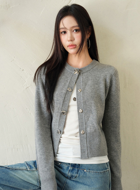 Three Quarters24秋季 灰色全羊毛异形 扣圆领毛织开衫