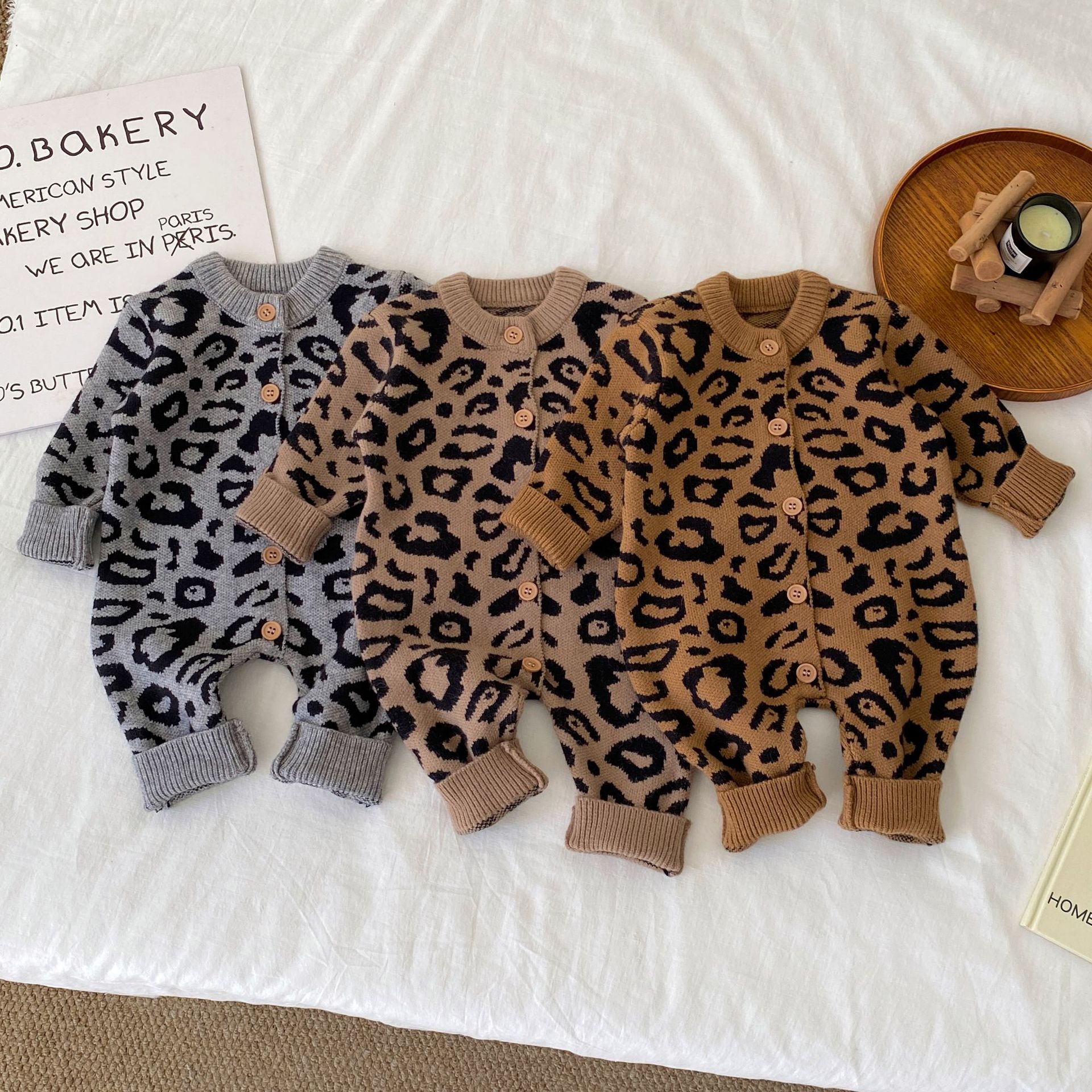 2025婴儿秋冬季款毛衣连体衣新款豹纹针织长袖保暖男女宝宝爬爬服