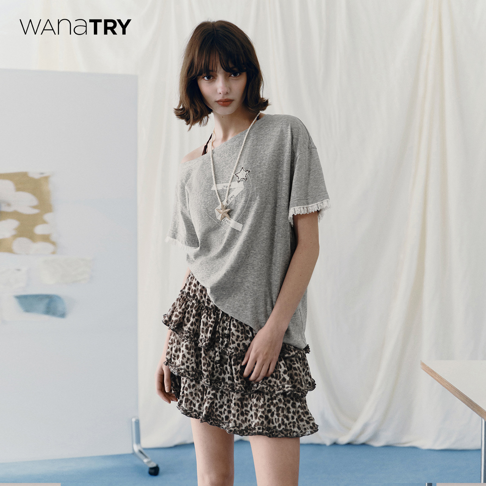 wana try斜肩花边袖口刺绣印花棉亚麻舒适T恤春季新款显瘦短袖女