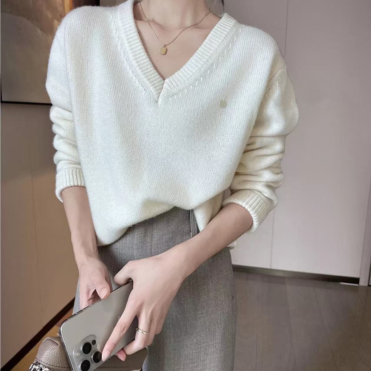 【悟空粉丝专享】米白色V领宽松长袖针织衫女冬季8800#