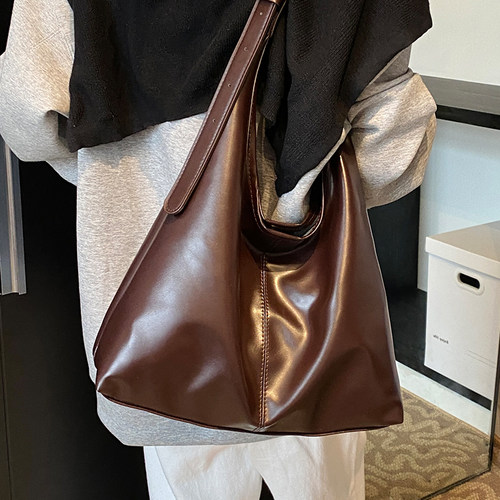 2025秋季极简风棕色单肩腋下包女