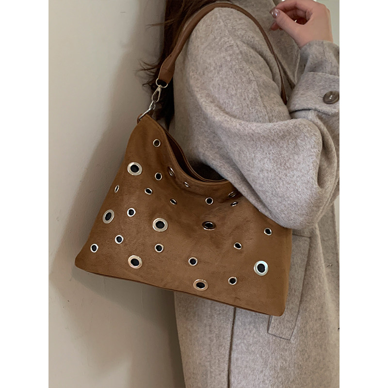 2026春季新款复古铆钉托特包女大容量手提包小众设计百搭单肩包女,箱包皮具/热销女包/男包,托特包,淘宝优惠券,粉丝福利购,淘宝优惠卷