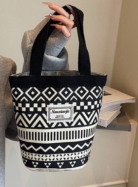 今年流行民族风手提包包2025新款潮复古百搭单肩包小众亚麻水桶包