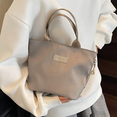 今年流行包包女2025新款 手提小包防泼水小布包化妆包简约手拎包女