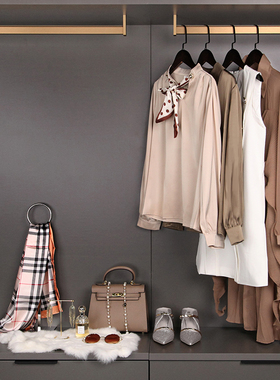 现代样板间女士衣帽间软装饰品摆件组合梳妆台包包鞋子墨镜搭配