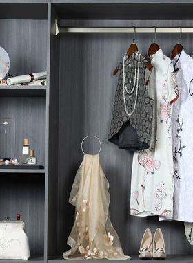 新潮国风样板间展厅卧室新中式衣帽间旗袍手拿包装饰品组合陈列