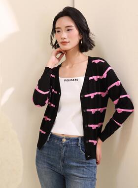 黑色条纹毛衣短外套秋冬新品时尚V领针织开衫盈达女装 4DB5S5607