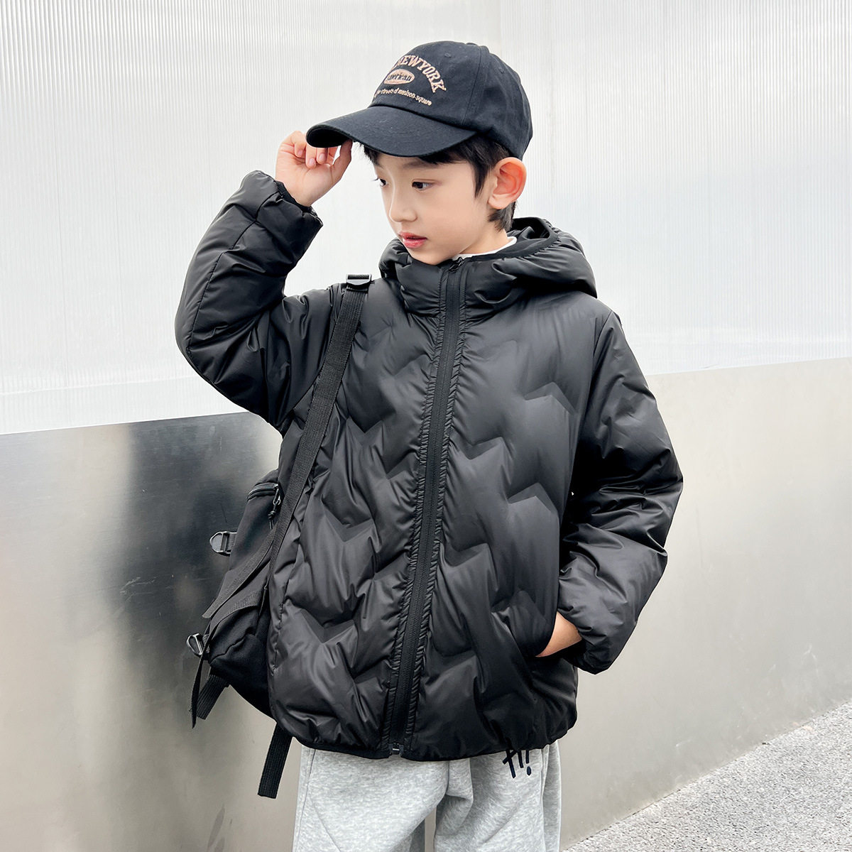 男童轻薄羽绒服2025新款中大儿童冬装连帽90白鸭绒压花休闲外套潮