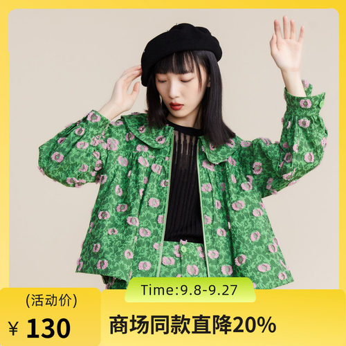鲜艳提花面料，A型短款廓形加可爱的娃娃领