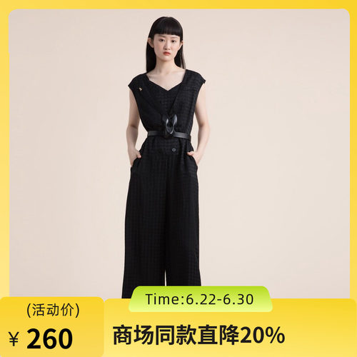 宽松的廓形随性浪漫，双排扣西装领的设计