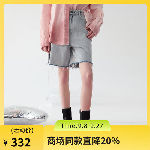 牛仔短裤，特殊洗水处理做出条纹装饰效果