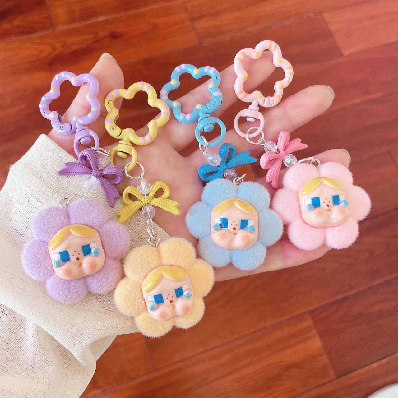 卡通植绒哭娃钥匙扣小花花可爱公仔挂件少女心学生包包精致挂饰
