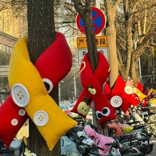 新年春节大树布艺围巾装饰景区公园街道冬季氛围树木柱子保暖布置