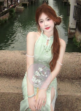 新中式国风清冷感绿色改良旗袍性感风情万种绝美挂脖连衣裙女夏季