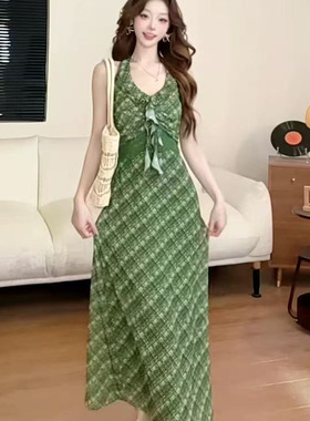 2025夏季新款绿色碎花绝美韩版度假风气质显瘦百搭印花挂脖连衣裙