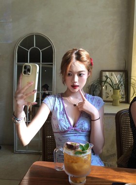 蝴蝶结碎花小飞袖v领紫色纯欲连衣裙女夏季设计感收腰性感短裙子