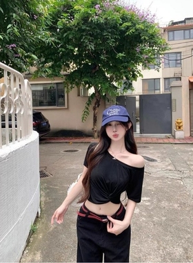 黑色短袖斜肩T恤女夏季2025新款纯欲风性感别致扭结收腰露肩上衣