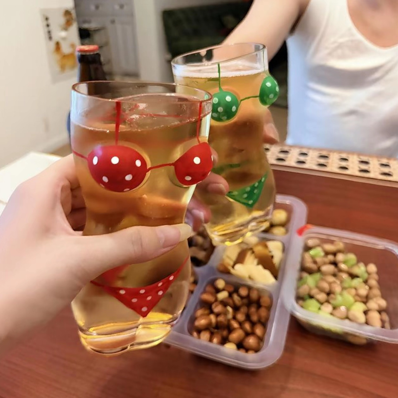 拍照道具比基尼海滩啤酒杯闺蜜居