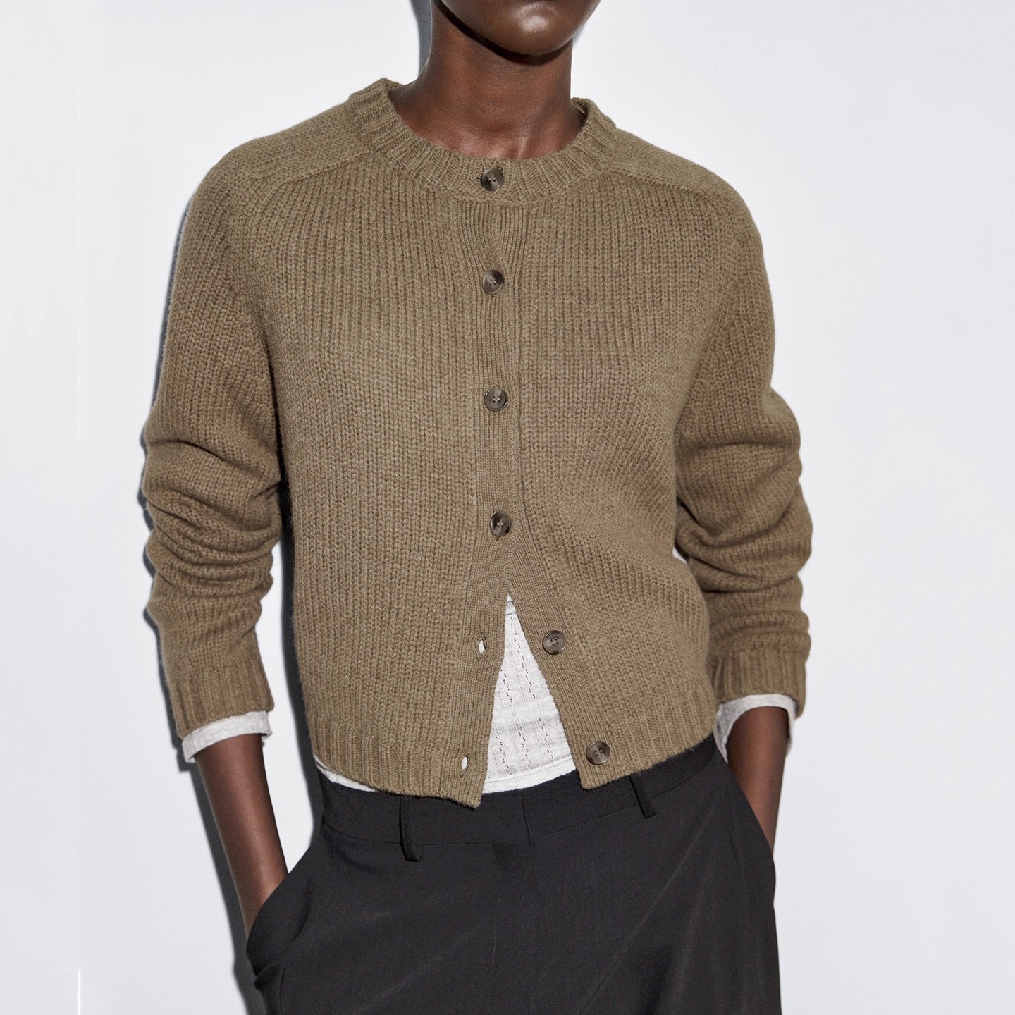 MD女装秋冬新品简约气质通勤风软糯短版圆领长袖毛衣针织开襟衫女