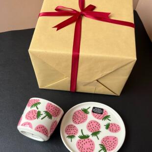 新款芬兰Marimekko粉草莓日本限定系列陶瓷手握杯马克杯子碗餐具