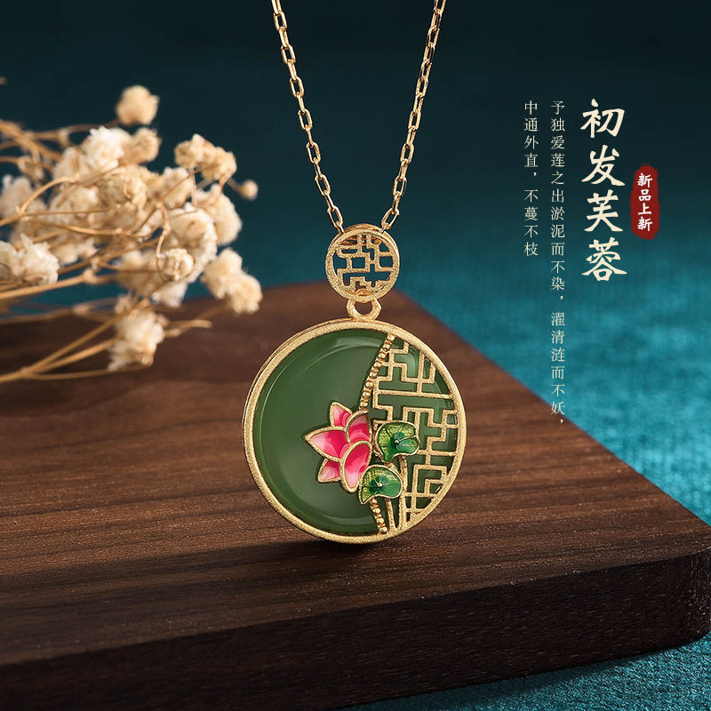 2025国潮新品珐琅彩工艺荷花项链仙女镶嵌仿和田玉无事牌玉佩挂坠