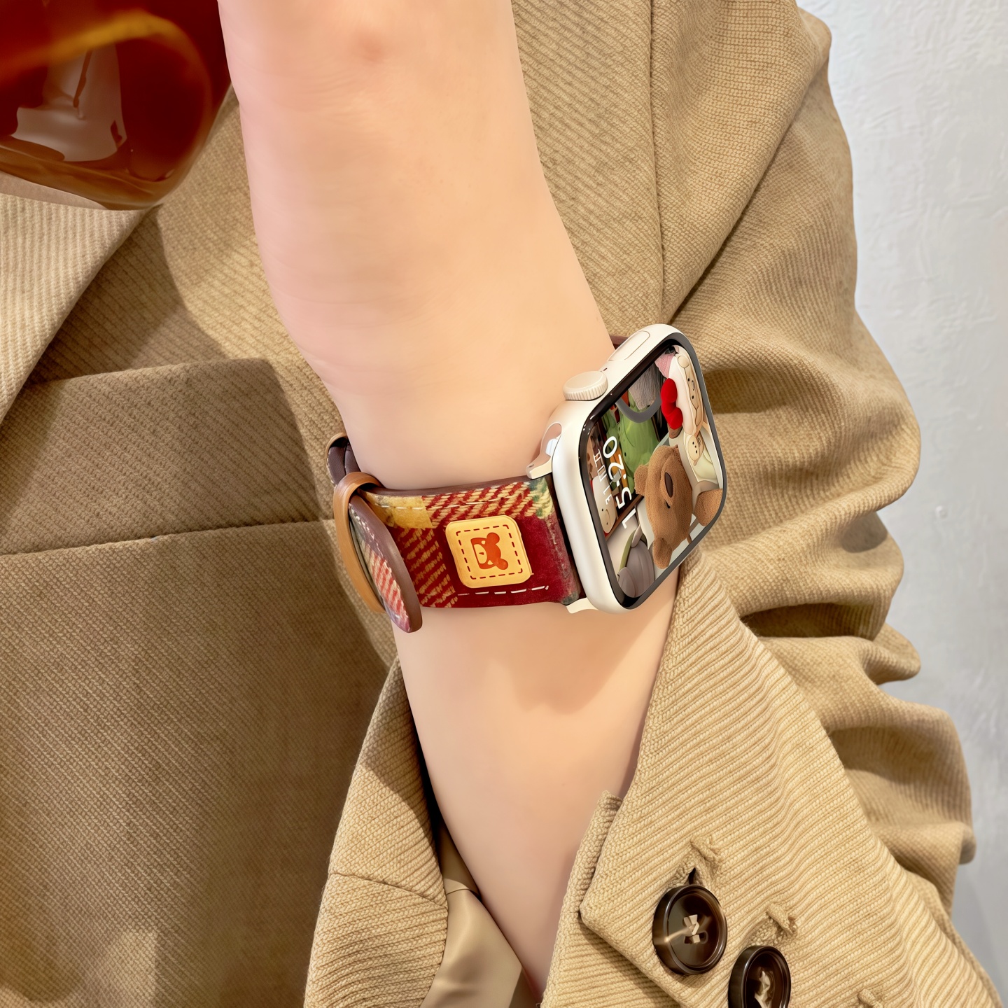 适用苹果iwatch彩虹毛呢小熊表带