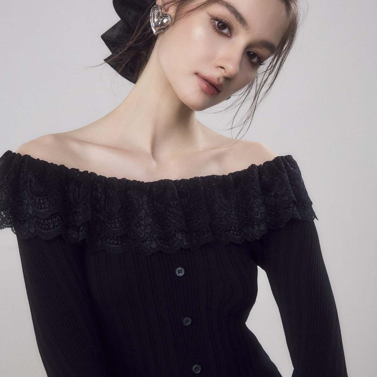 Mon Mystere现货秋冬黑色蕾丝花边一字领针织开衫毛衣女