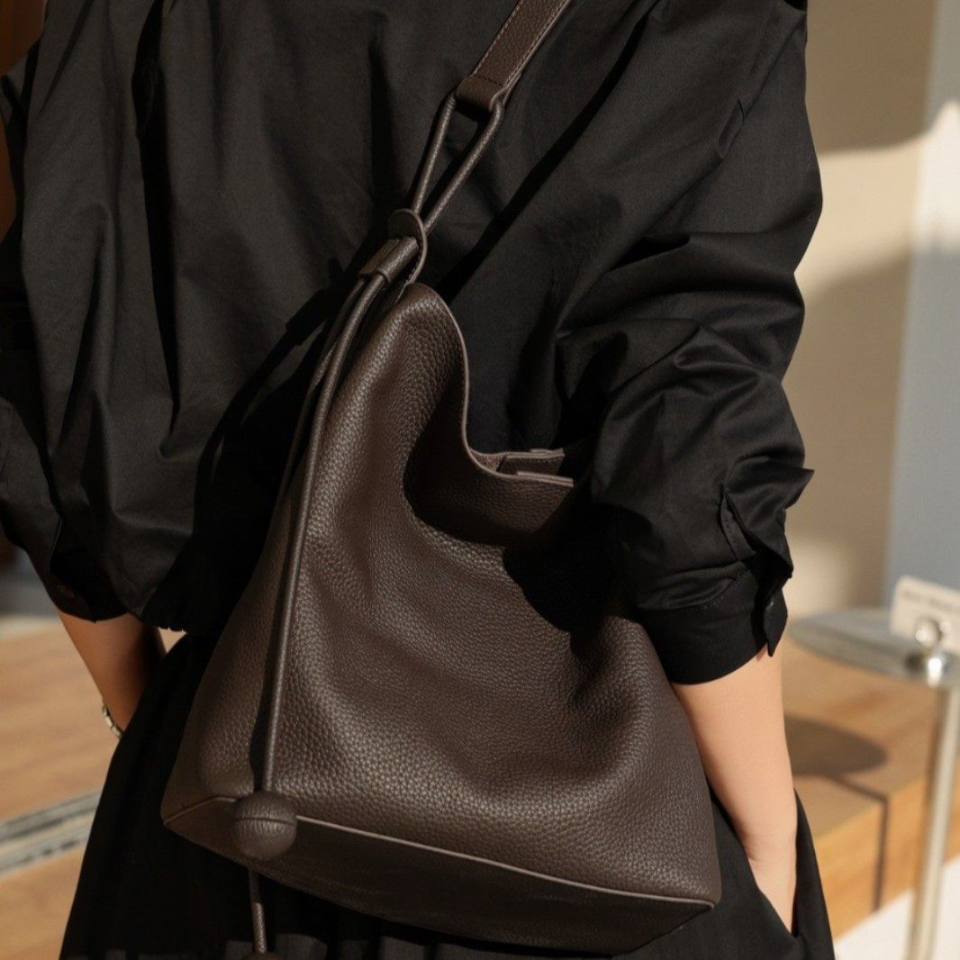 头层牛皮通勤高级感水桶包真皮女包小众慵懒风大容量单肩腋下包,箱包皮具/热销女包/男包,腋下包,淘宝优惠券,粉丝福利购,淘宝优惠卷