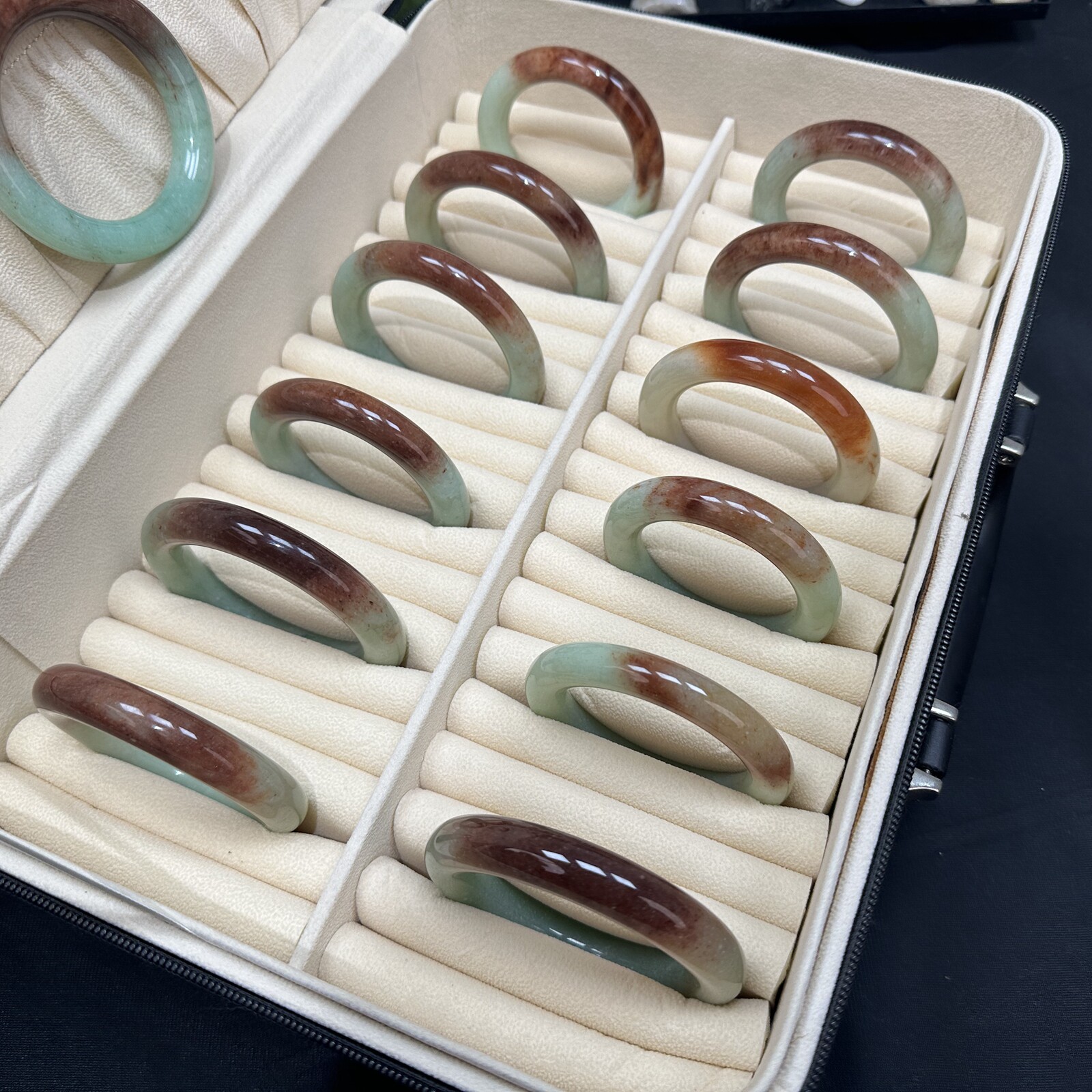 天然东陵玉手镯糖料俏色圆条镯子女带证书