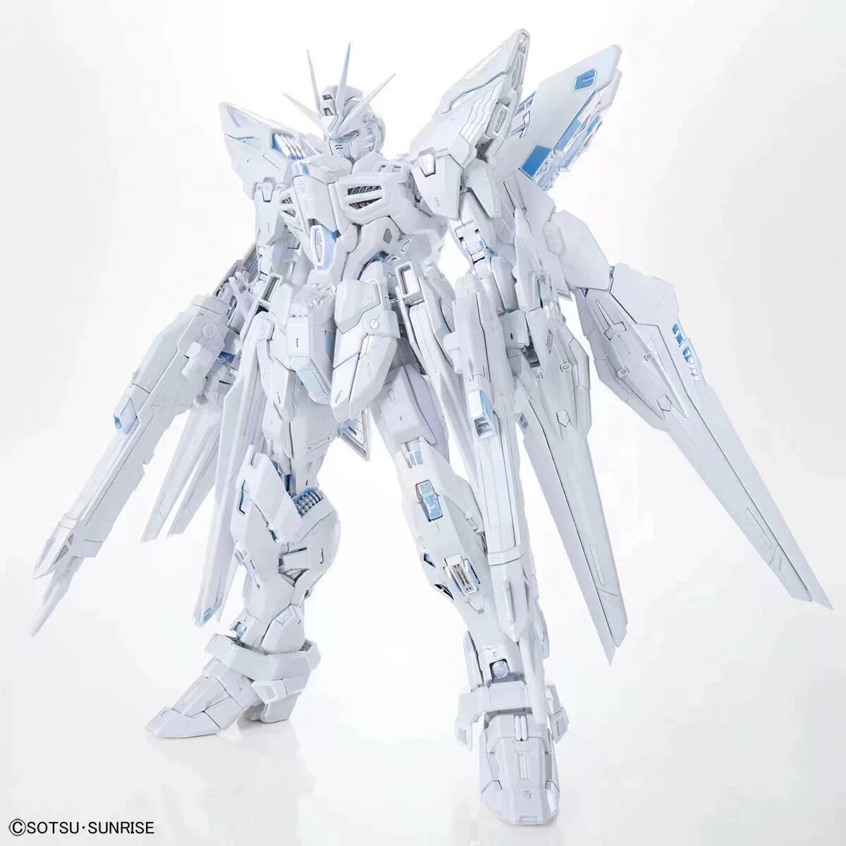 正版 MGEX 1/100 强袭自由高达暮光涂装钛白涂层基地限定拼装模型