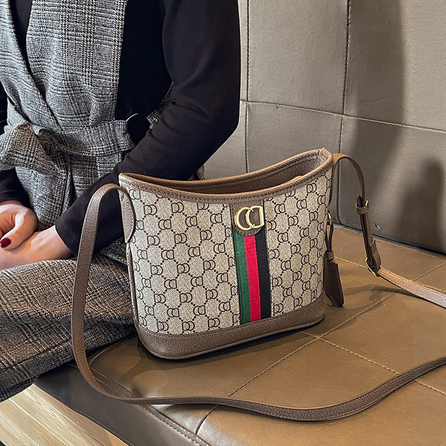 轻奢老花水桶包斜挎小包包女2025新款大容量通勤高级感单肩斜挎包,箱包皮具/热销女包/男包,水桶包,淘宝优惠券,粉丝福利购,淘宝优惠卷