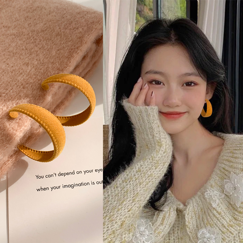 圆脸显瘦耳环女复古港风气质耳钉2025年新款高级时尚毛绒耳圈耳饰