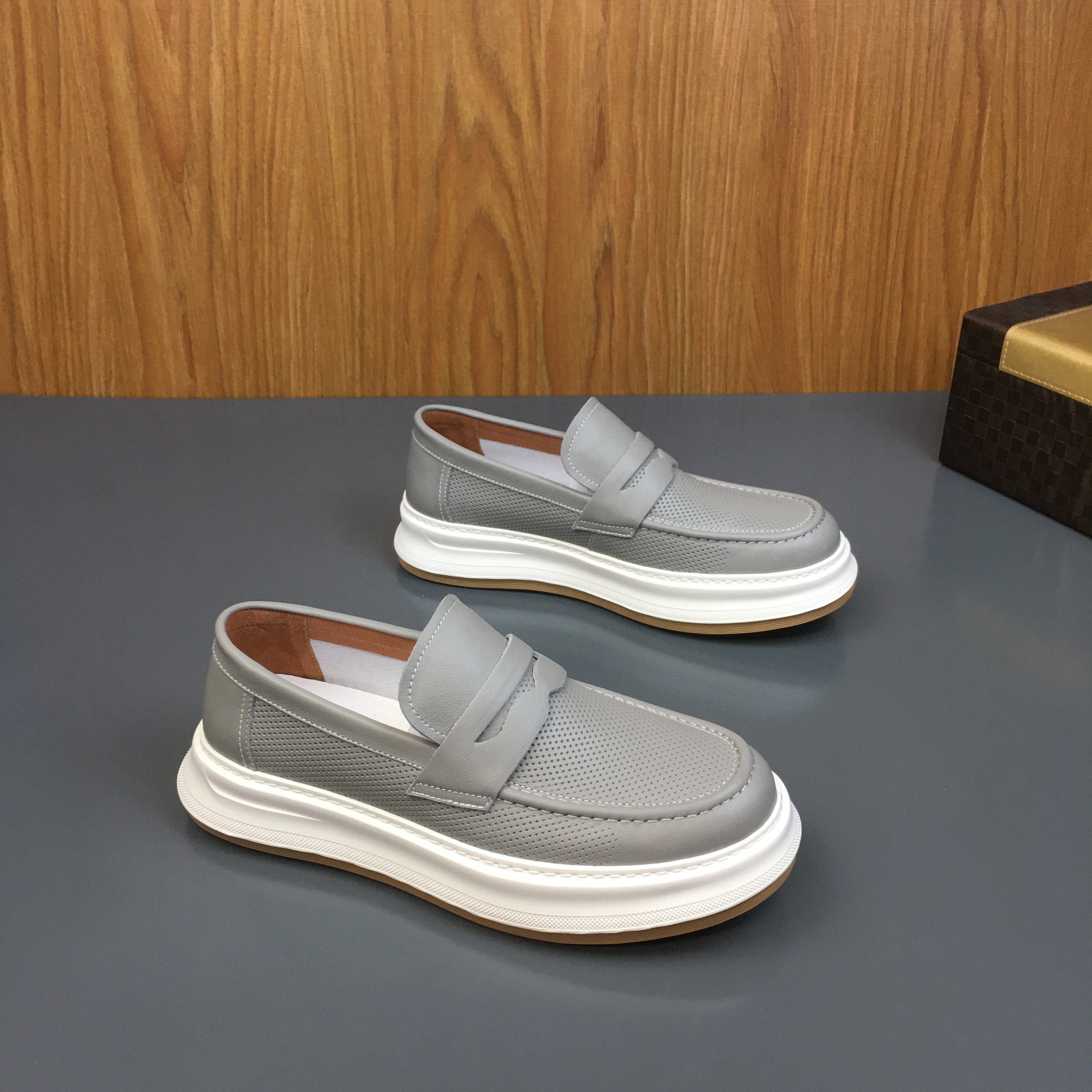 夏季新款头层牛皮男鞋透气软底休闲鞋真皮冲孔乐福鞋低帮懒人鞋