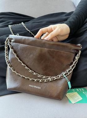 吊牌价698~！国内公司单！经典链条云朵包小众女包通勤斜跨水桶包