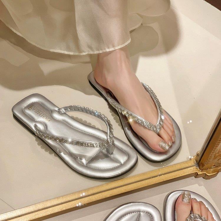 高级感水钻人字拖鞋女夏季外穿2025新款时尚防滑仙女夹趾沙滩凉拖