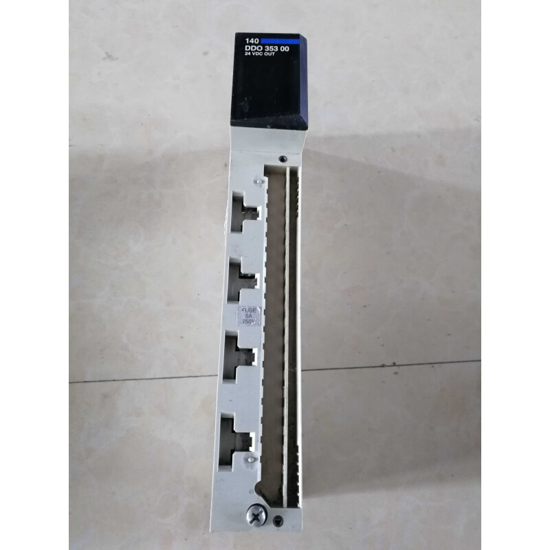 拍前询价：二手实拍图 原装施耐德PLC模块140DDO35300 140DDO3530