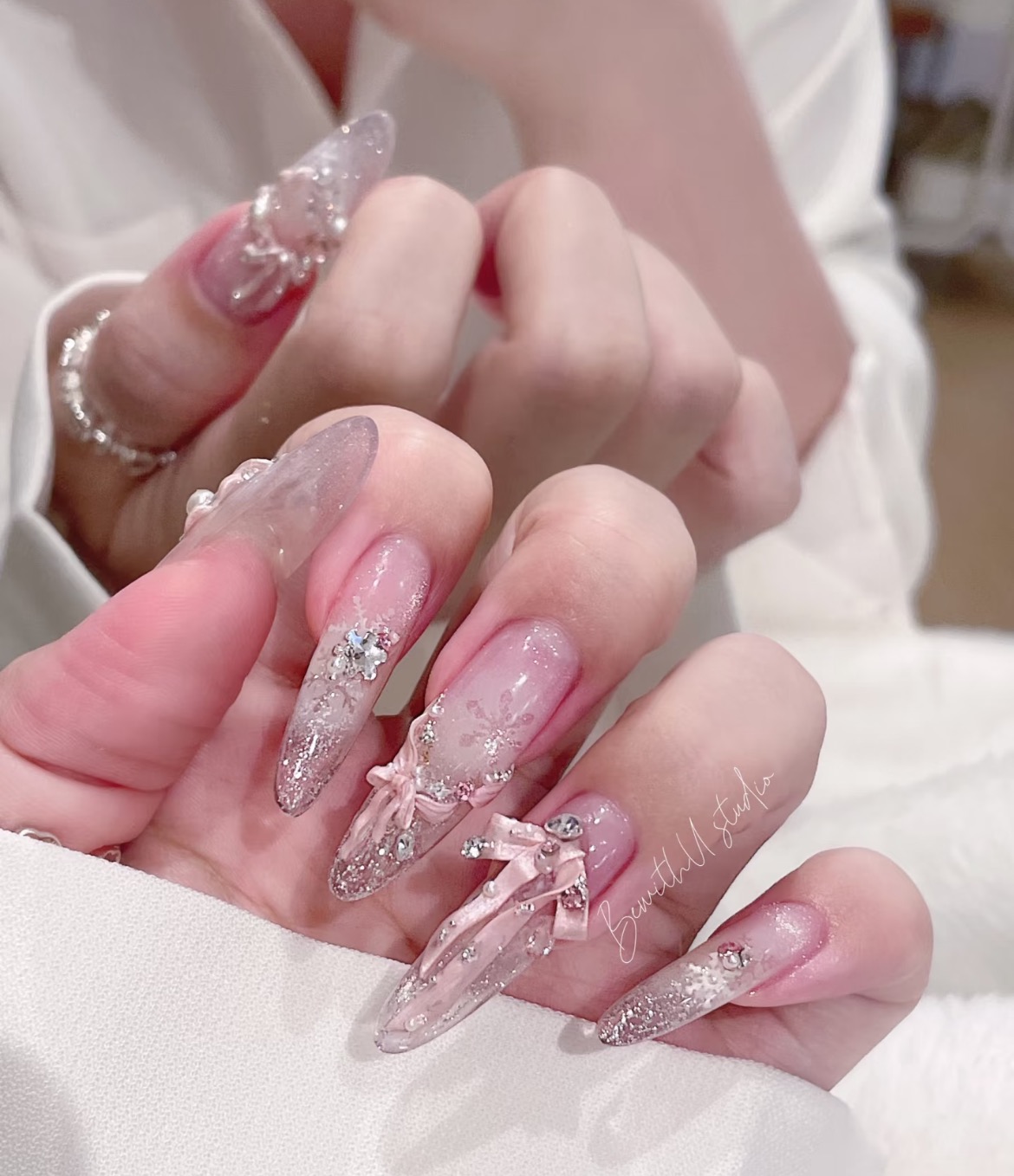 爆闪碎钻镂空雪花纯欲绸缎飘带蝴蝶结圣诞爆款纯手工制作穿戴甲