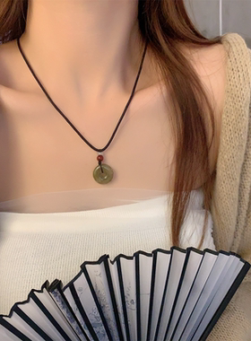 新中式复古绿色平安扣吊坠项链女夏轻奢小众高级感仿玉石锁骨链