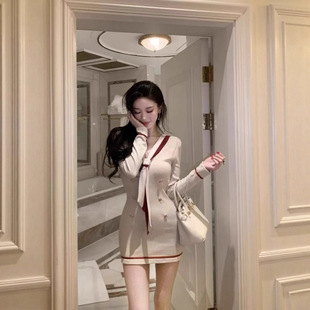 拼色V领长袖法式连衣裙女秋季韩系气质修身显瘦紧身短款包臀裙子