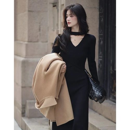 画朴温柔风气质淑女设计感连衣裙女装2025秋冬新款交叉镂空领裙子