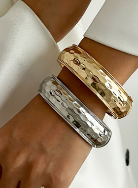 欧美跨境敲打纹光面圆环开口手镯 时尚ins金属弹簧扣手环Bracelet