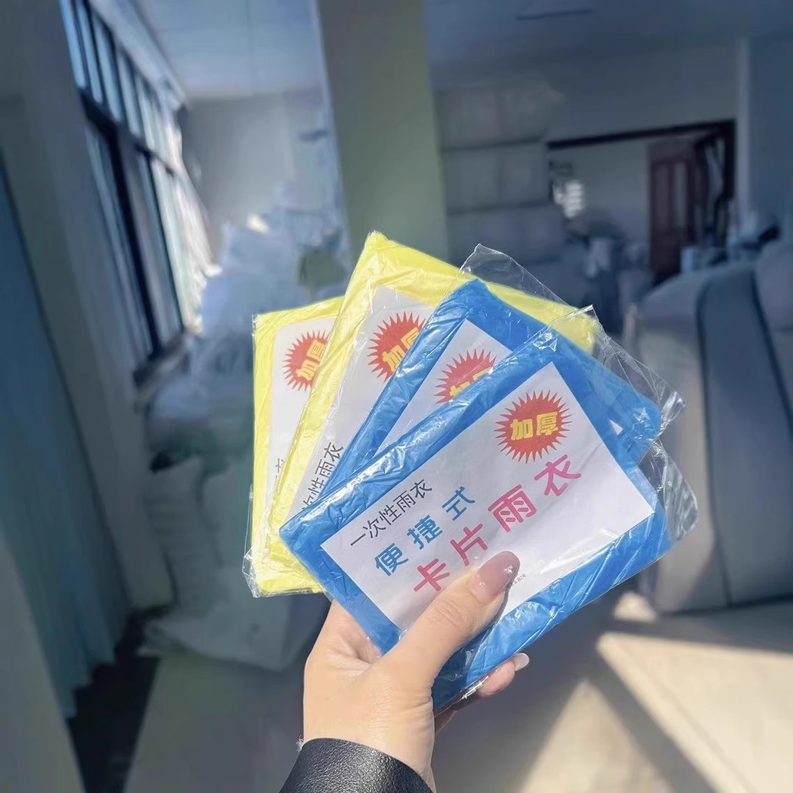一次性便携式卡片雨衣加厚折叠一次性雨披漂流户外出行旅游常备
