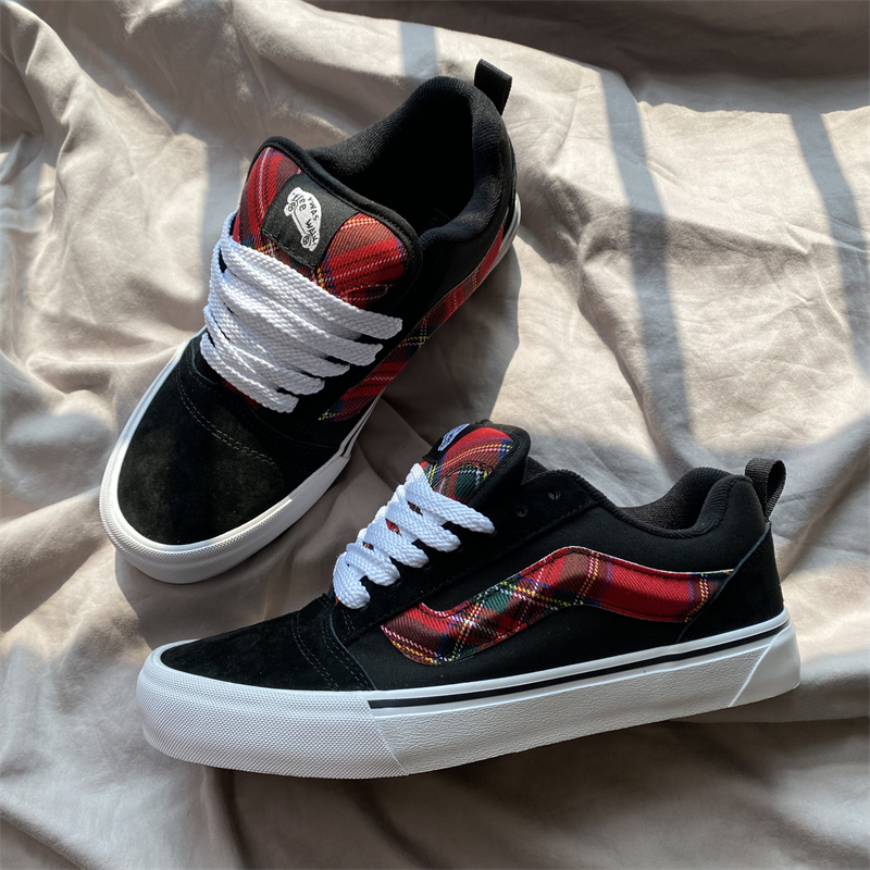 苏格兰条纹黑色胖胖面包