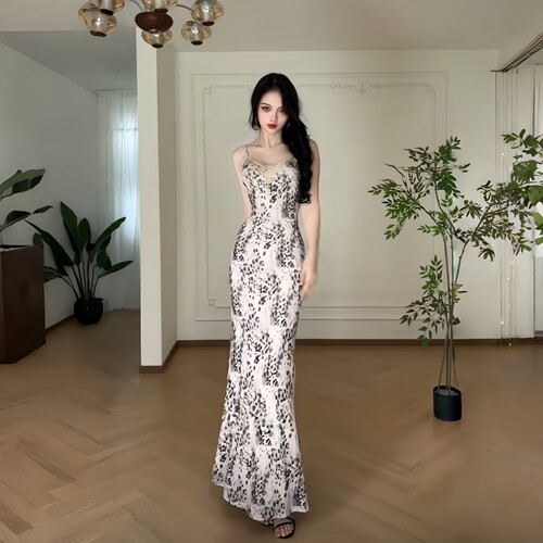GirlsAt18纯欲性感蕾丝豹纹V领吊带连衣裙女夏季高级气质收腰长裙