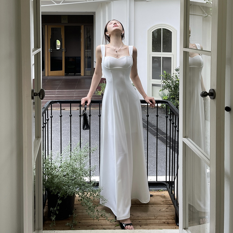 白色吊带连衣裙收腰气质长裙
