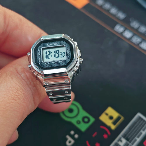 卡西欧50周年纪念限量款日历手表